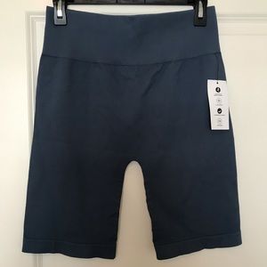 Avocado biker shorts